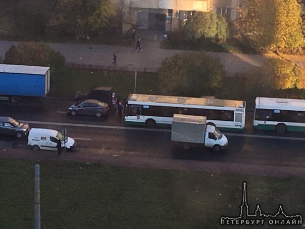 На проспекте Энтузиастов большая пробка из 6 автобусов. Легковушки объезжают по встречке