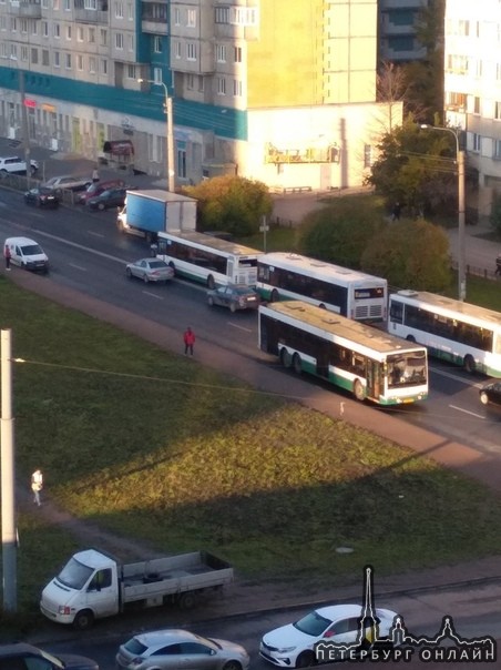 На проспекте Энтузиастов большая пробка из 6 автобусов. Легковушки объезжают по встречке