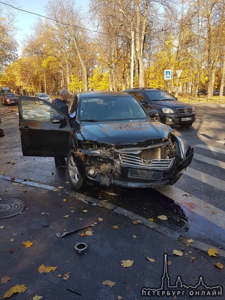 В городе Пушкине на пересечении Октябрьского бульвара и улицы Госпитальная, стоят знаки приоритета...