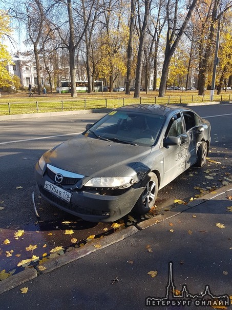 В городе Пушкине на пересечении Октябрьского бульвара и улицы Госпитальная, стоят знаки приоритета...