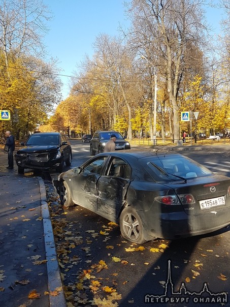 В городе Пушкине на пересечении Октябрьского бульвара и улицы Госпитальная, стоят знаки приоритета...