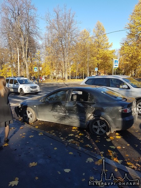 В городе Пушкине на пересечении Октябрьского бульвара и улицы Госпитальная, стоят знаки приоритета...