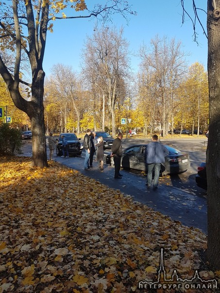 В городе Пушкине на пересечении Октябрьского бульвара и улицы Госпитальная, стоят знаки приоритета...