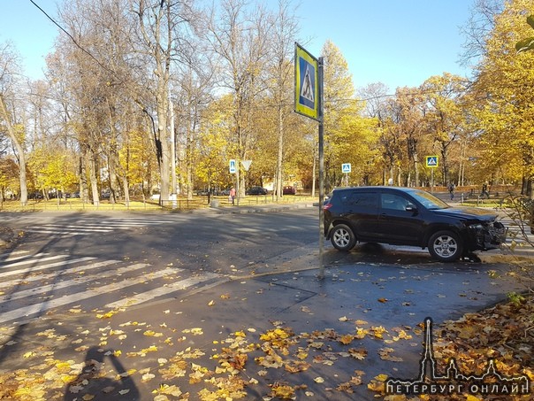 В городе Пушкине на пересечении Октябрьского бульвара и улицы Госпитальная, стоят знаки приоритета...