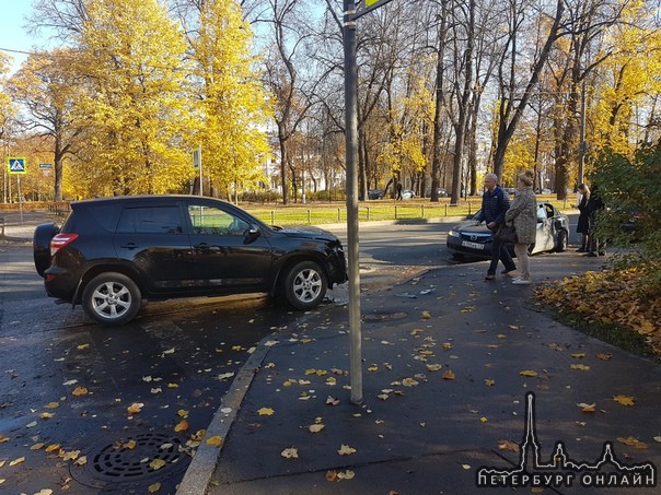 В городе Пушкине на пересечении Октябрьского бульвара и улицы Госпитальная, стоят знаки приоритета...