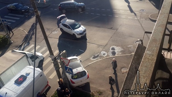 На перекрестке пр. КИМа и ул. Одоевского Nissan влетел в бок Пыжику, последнего выкинуло от удара на...