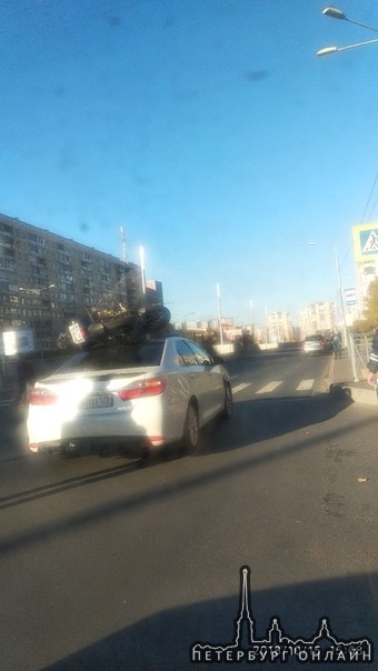 На перекрестке Ленской и Наставников Мотоциклист прилёг на крышу. Не свою.