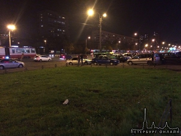 Петербургский Горэлектротранс просит очевидцев помочь в сборе информации о нападениях на трамваи на ...