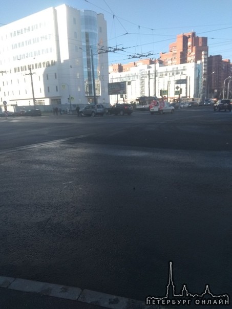 Два кроссовера не разъехались на пересечении Ленинского проспекта и ул. Десантников.