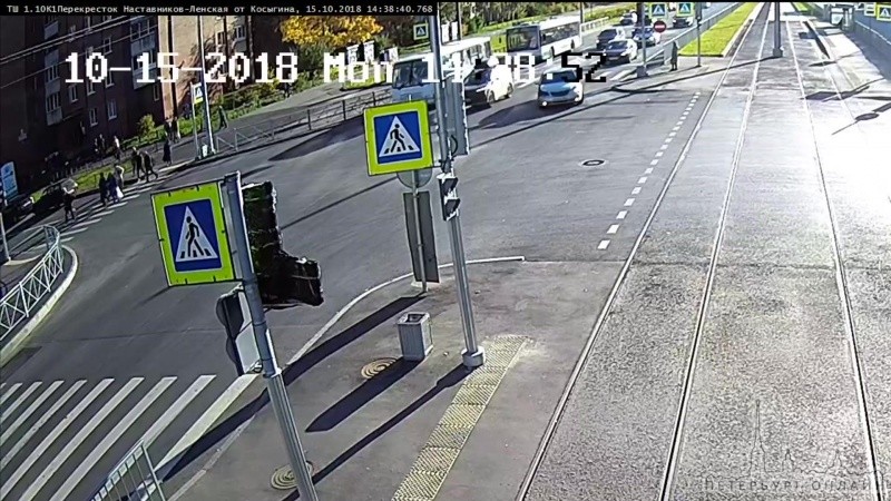 Видео вчерашнего ДТП на проспекте Наставников, в результате которого мотоцикл оказался на крыше авто...