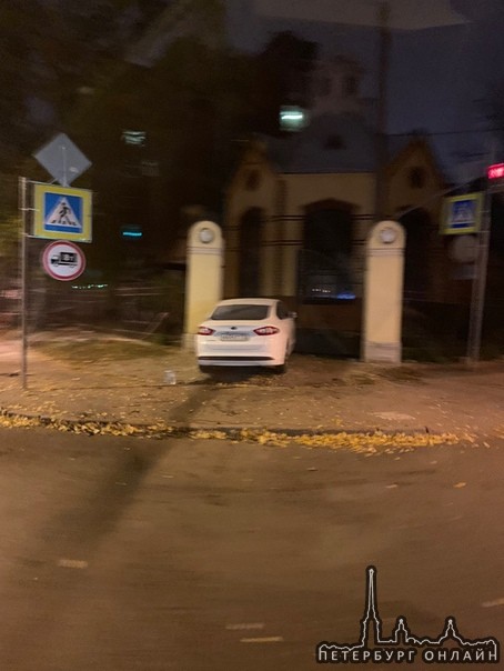 На углу перекрестка Большого Сампсониевского проспекта и Литовской улицы таксист на Форде выбил Стра...