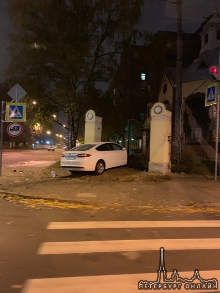 На углу перекрестка Большого Сампсониевского проспекта и Литовской улицы таксист на Форде выбил Стра...