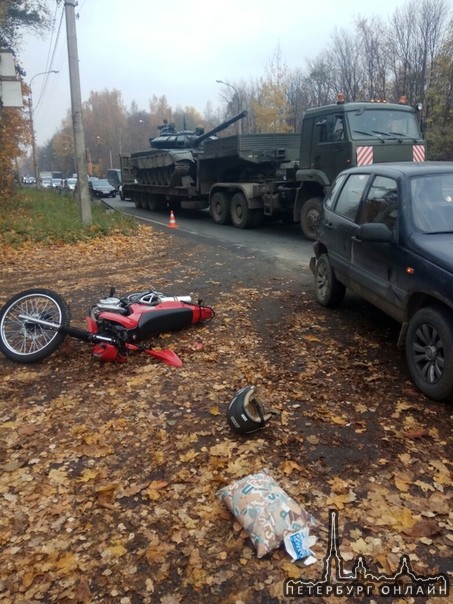 Мотоциклист без прав на мотоцикл попал в ДТП на перекрестке Выборгского ш. и Вяземской дороги.