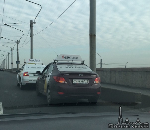Высокая конкуренция у Яндекса на мосту Александра-Невского. ДПС на месте.