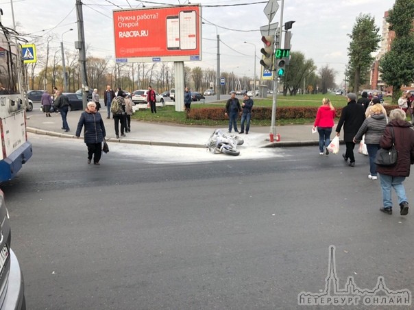 ДТП с мотоциклом и ЛАДой произошло на перекрёстке Маршала Жукова и Ветеранов. Пилот жив, ходит. Посл...