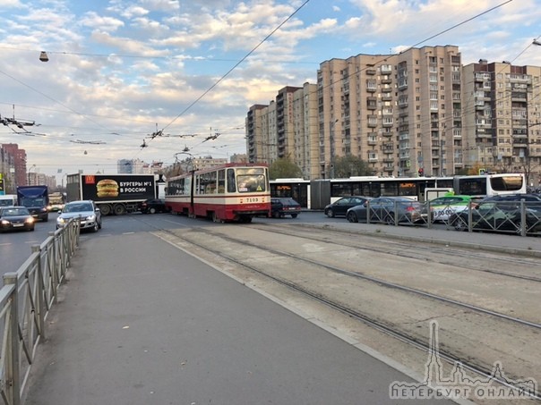 Лансер не пропустил трамвай на перекрёстке Большевиков/Коллонтай.