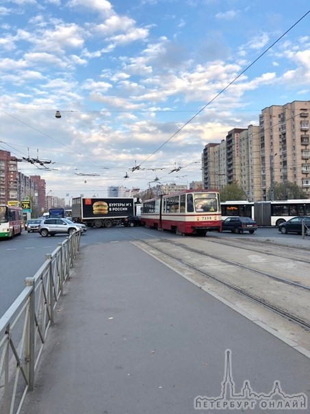 Лансер не пропустил трамвай на перекрёстке Большевиков/Коллонтай.