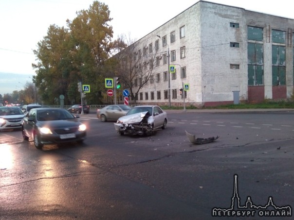 Авария на перекрёстке Железнодорожного проспекта и улицы Бабушкиной. Ford снёс светофор. Скопилась п...