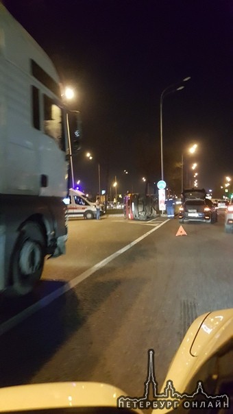 Транспортер устал и прилёг на Пулковке в сторону города на развороте у Лето