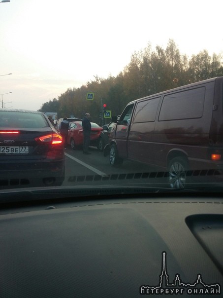 Пять машин собрали паровозик в среднем ряду по Северному и Сантьяго де куба. Первой приехала на помо...