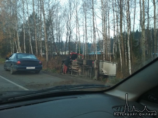 На ш. Дорога Жизни за Романовкой газелька прилегла в кювет!