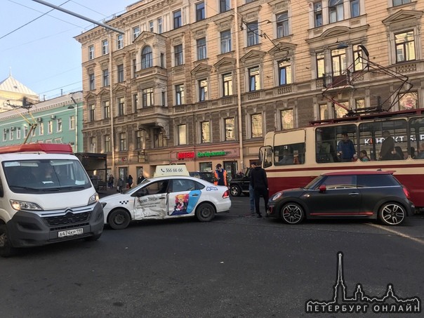 На Среднем проспекте ВО Таксист повернул перед Мини Купером