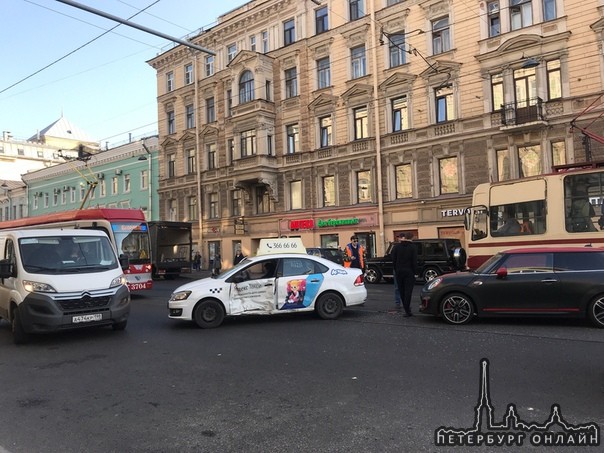 На Среднем проспекте ВО Таксист повернул перед Мини Купером