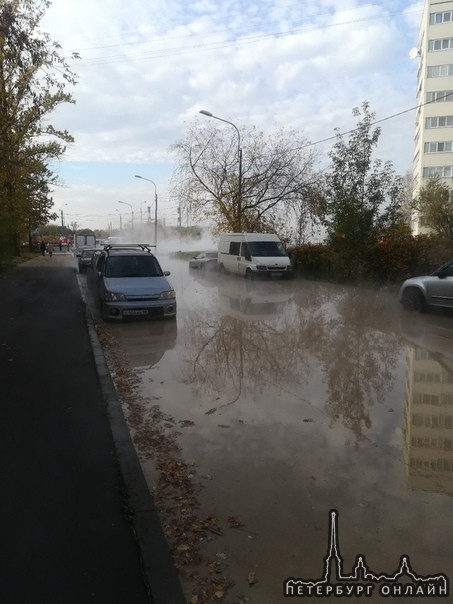По улице Бурцева авария Теплосети.