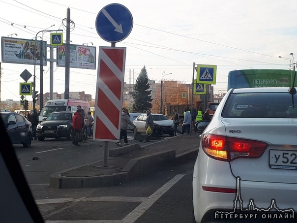 ДТП на пересечении проспекта Маршала Жукова и проспекта Ветеранов.