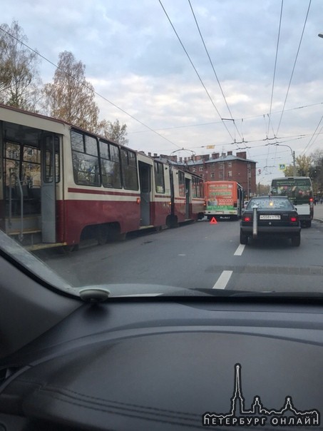 Маршрутка попала в габарит трамвая на Политехнической, перед перекрстком с Гидротехников в сторону м...