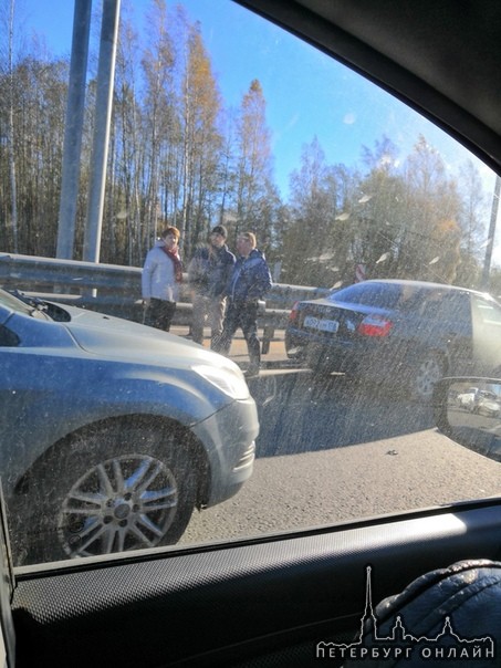 Авария на Новоприозерском шоссе у съезда на Мегу и Осиновую рощу, собралась пробка