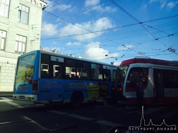 Маршрутчик решил по встречке обогнать трамвай, поворачивающий налево с Боткинской на улицу Академика...