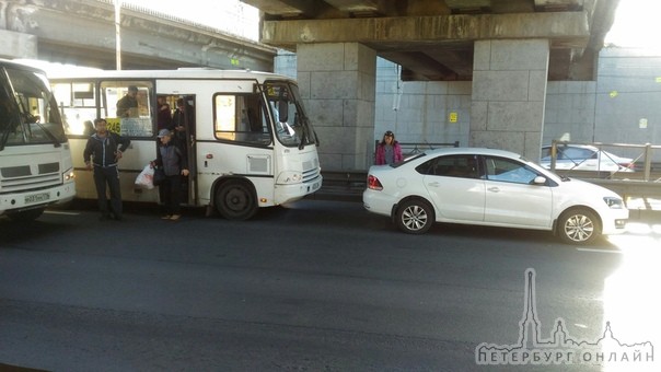 На Ленинском проспекте под ЖД мостом Маршрутное такси перестраивался через два ряда и задел Поло