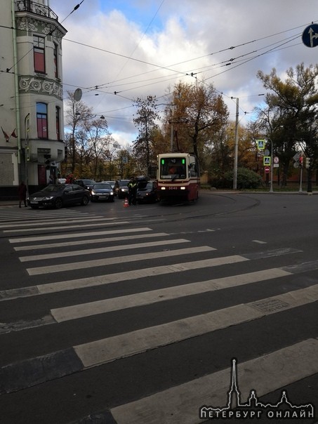 ДТП на перекрёстке Кронверского пр и пр. Добролюбова. Volkswagen притерся с трамваем.