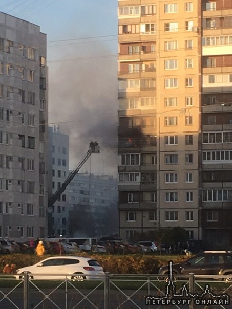 На Луначарского 82,горит квартира в многоэтажном доме!Пожарный расчёт и карета скорой помощи на мест...