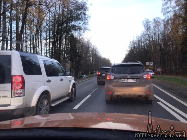На Приморском шоссе в сторону города два перевертыша в кустах и деревьях, Mazda СХ7 и белая (вроде А...