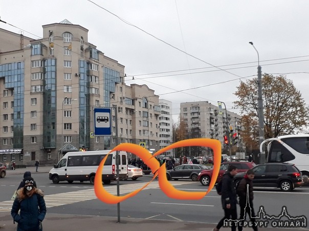 Оптима и audi на перекрестке Ветеранов и Голикова усложнили ситуацию в сторону метро
