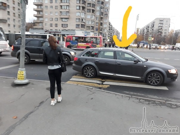 Оптима и audi на перекрестке Ветеранов и Голикова усложнили ситуацию в сторону метро
