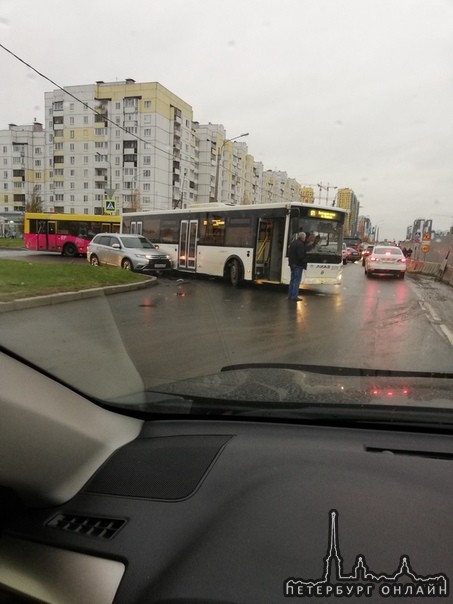 Автобус придавил Мицубиши или Мицубиши влез под автобус на повороте с Шуваловского на Комендантског...