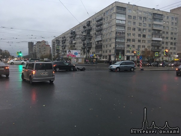 На пересечении проспектов Просвещения и Светлановского. Не очень понятно, что произошло очень похоже...