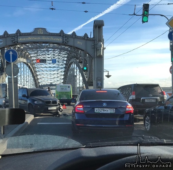 На Большеохтинском мосту Х5 и маршрутка, серьёзная пробка.