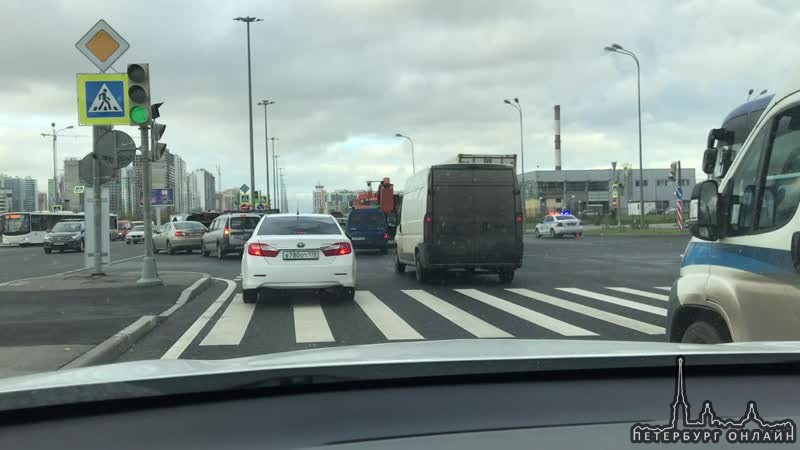 Авария на перекрёстке Долгоозёрной и Парашютной улиц.