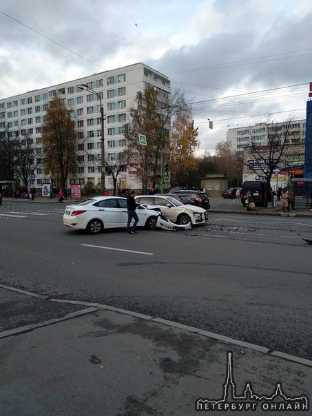 На перекрестке Науки и Гжатской. Похоже,что Hyundai неудачно влетел в Audi. Трамваи стоят в обе стор...