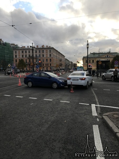 на перекрестке Садовой и Московского два таксиста. Перегородили движение автобусов.