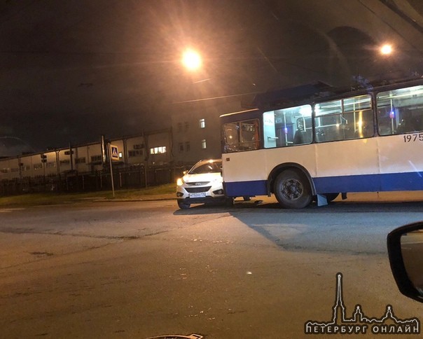 Перекрёсток Трамвайного и Троллейбусного, белый Hyundai vs рогатый... По знакам троллейбус должен был...