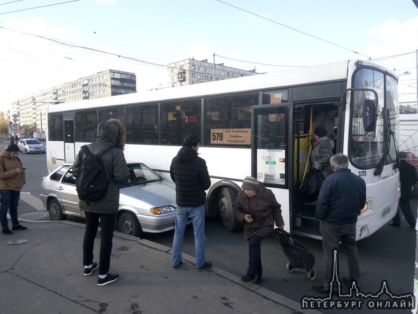 Автобус дыбенко мга 572а. Метро Дыбенко автобус 565. Остановка у метро Дыбенко. Метро Дыбенко автобусная остановка. Маршрутка 572.