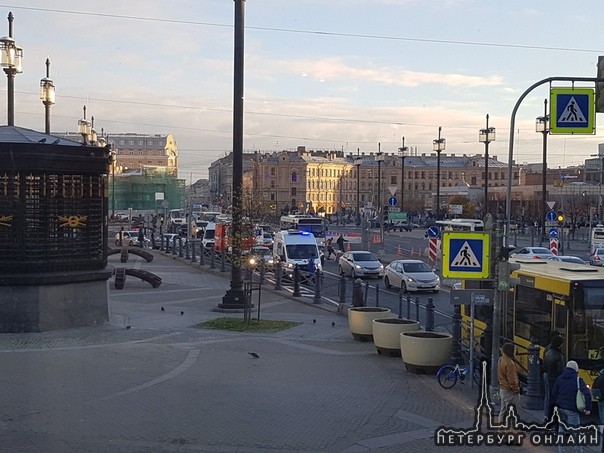 Угол Садовой и Московского в сторону Вознесенского пр.. Автобус и праворульная легковушка.