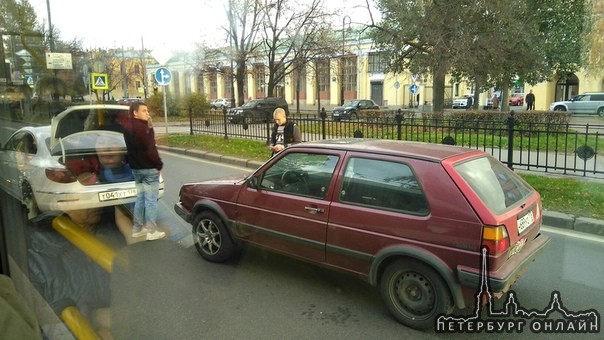 На В.О. притерлись два авто напротив Андреевского рынка.
