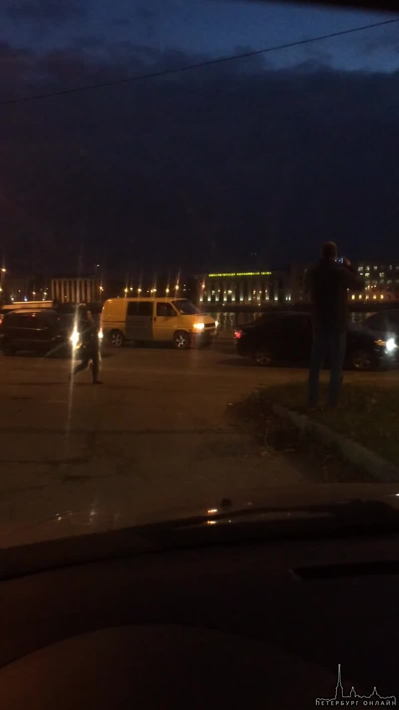 Паровозик из 5 машин собрался на Октябрьской набережной