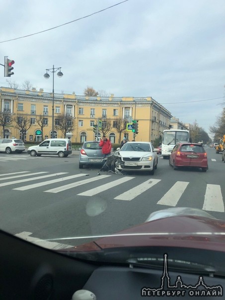 В Пушкине на перекрёстке Октябрьского бульвара и Конюшенной улицы столкнулись Опель и Skoda